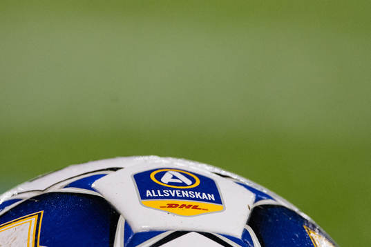 En fotboll med Allsvenskans logotype