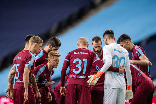 Malmö FFs Anders Christiansen med lagkamrater i en ring