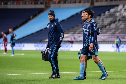 Djurgårdens Jesper Nyholm lämnar planen skadad