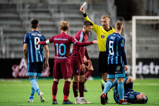 Malmö FFs Anders Christiansen får ett gult kort av domare