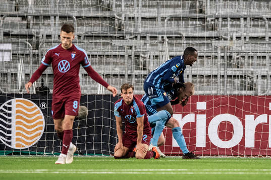 Malmö FFs Arnór Traustason och Eric Larsson deppar och
