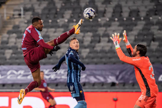 Malmö FFs Isaac Kiese Thelin och Djurgårdens målvakt