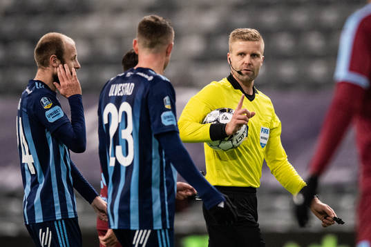 Djurgårdens spelare diskuterar med domare Glenn Nyberg