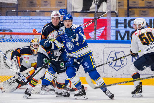 Leksands Martin Karlsson framför Djurgårdens Simon