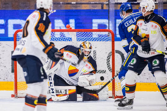 Leksands Isak Rosén oroar mot Djurgårdens målvakt Niklas