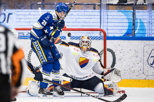 Leksands Emil Heineman och Djurgårdens målvakt Niklas