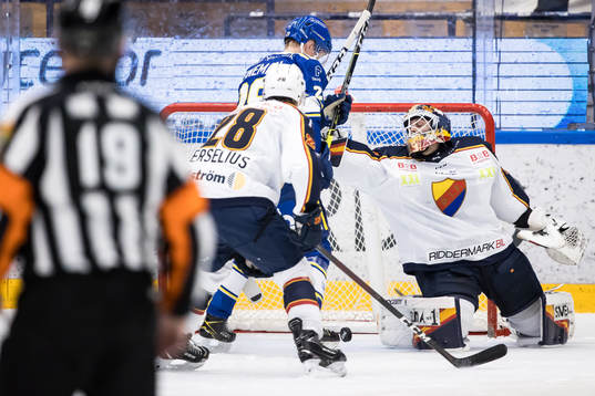 Leksands Emil Heineman och Djurgårdens målvakt Niklas