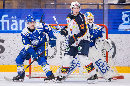 Djurgårdens Kalle Östman framför Leksands Matt Caito och