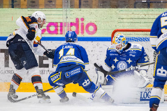 Djurgårdens Manuel Ågren oroar mot Leksands Oskar Lang