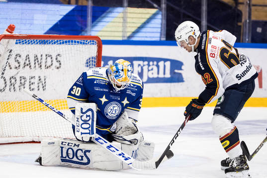 Leksands målvakt Janne Juvonen och Djurgårdens Manuel