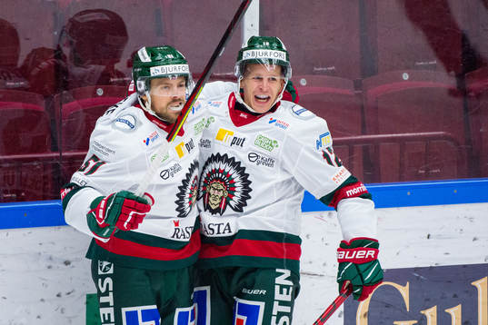 Frölundas Mats Rosseli Olsen jublar med Max Friberg