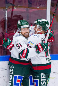 Frölundas Mats Rosseli Olsen jublar med Max Friberg