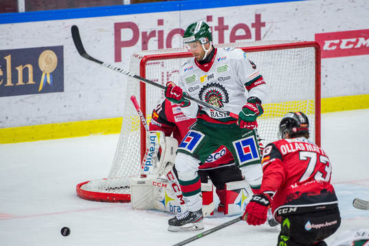 Frölundas Jan Mursak oroar framför Malmö Redhawks