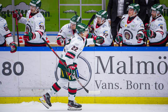 Frölundas Linus Nässén jublar med båset