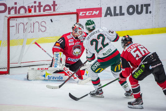 Frölundas Linus Nässén gör 0-2 bakom Malmö Redhawks