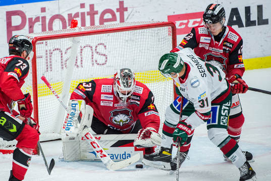 Frölundas Nicklas Lasu oroar mot Malmö Redhawks målvakt