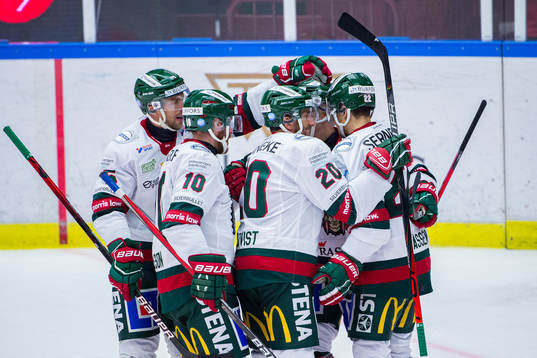 Frölundas Joel Lundqvist jublar med lagkamrater