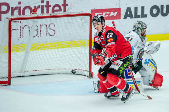 Malmö Redhawks Lars Bryggman mot Frölundas målvakt