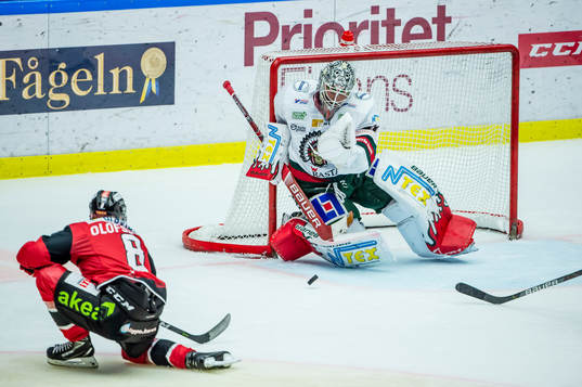 Malmö Redhawks Johan Olofsson mot Frölundas målvakt