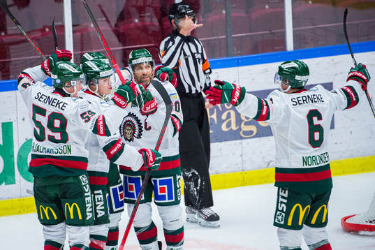 Frölundas Joel Lundqvist jublar med lagkamrater