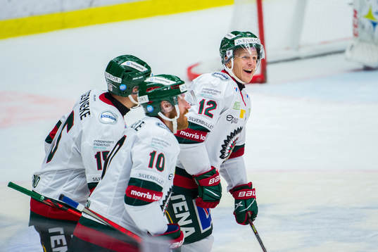 Frölundas Max Friberg jublar med lagkamrater