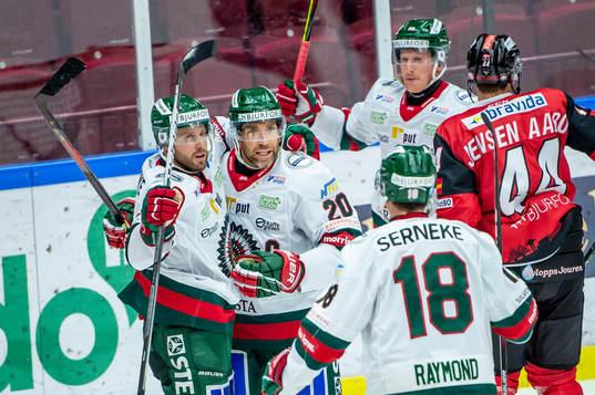 Frölundas Jan Mursak och Joel Lundqvist jublar