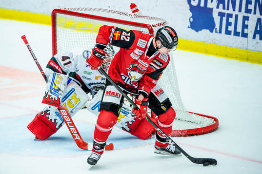 Malmö Redhawks Lars Bryggman mot Frölundas målvakt