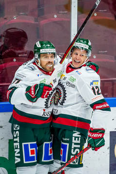 Frölundas Mats Rosseli Olsen och Max Friberg jublar