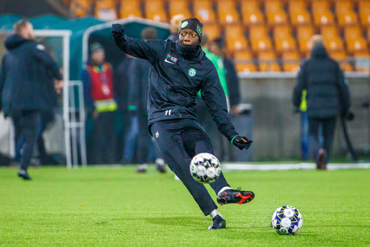 Västerås Moonga Simba innan fotbollsmatchen i Superettan
