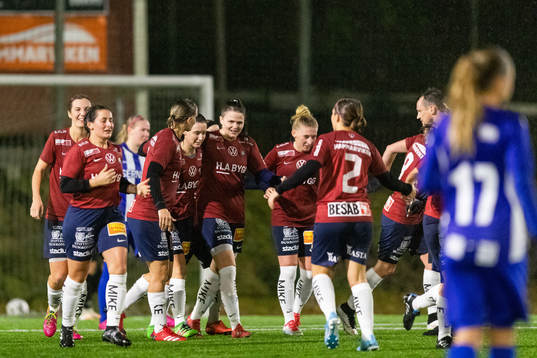 Örgrytes Mikaela Utas jublar med lagkamrater