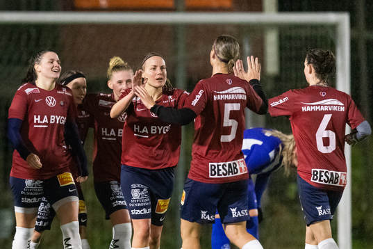 Örgrytes Mikaela Utas jublar med lagkamrater