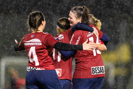 Örgrytes Sandra Johansson jublar med Mikaela Utas som