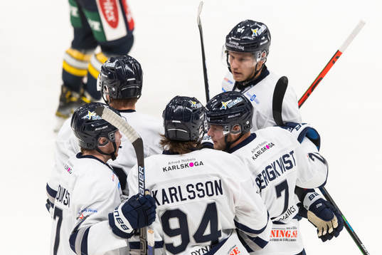 Karlskogas Axel Bergkvist jublar med lagkamrater
