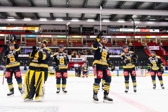 Södertäljes spelare jublar
