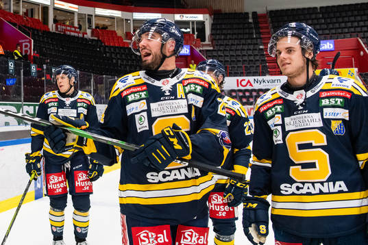 Södertäljes Jacob Dahlström och Samuel Fagemo diskuterar