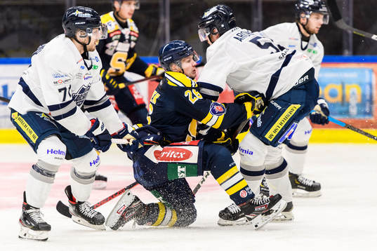 Karlskogas Carl Berglund mot Södertäljes Anton Heikkinen