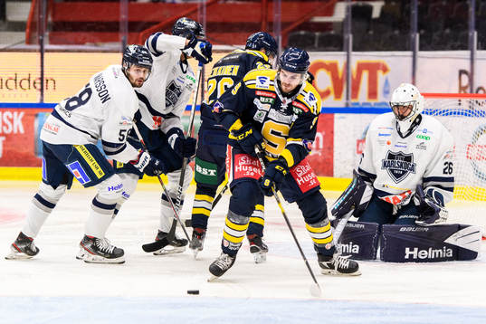Södertäljes Matt Bailey mot Karlskogas målvakt Stefan