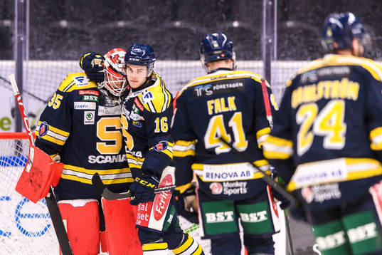 Södertäljes målvakt Filip Gustavsson och Samuel Fagemo