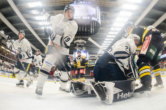Karlskogas Filip Roos och målvakt Stefan Steen  mot