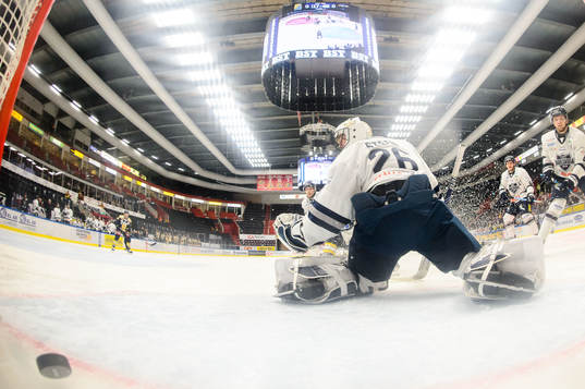Södertäljes Anton Heikkinen (ej i bild) gör 1-0 bakom