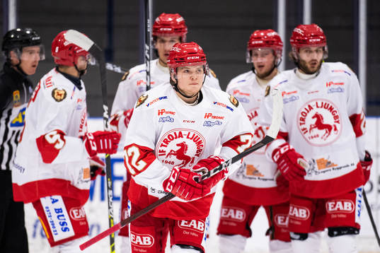 Trojas Jesper Emanuelsson jublar