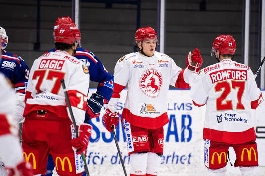 Trojas Jesper Emanuelsson jublar