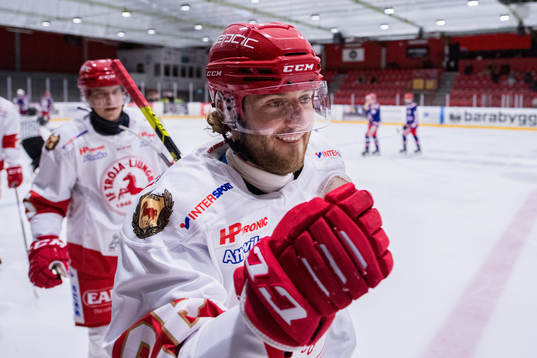 Trojas Måns Hansson jublar