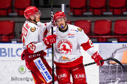 Trojas Carl-Johan Sjögren jublar med Karl Olofsson som
