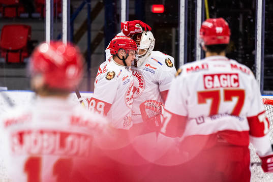 Trojas Tim Bothén och målvakt Wictor Ragnewall jublar