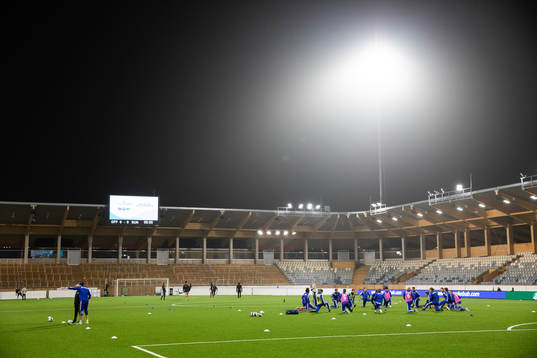 Spelare värmer upp på Studenternas