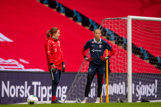 Goalkeepers Ida Norstrøm and Cecilie Fiskerstrand of the