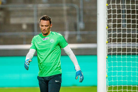 Västerås målvakt Anton Fagerström innan fotbollsmatchen
