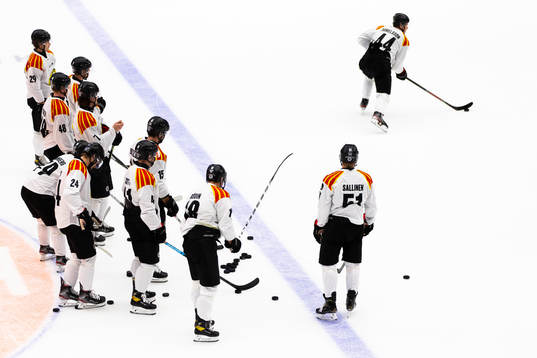 Brynäs Nicklas Danielsson med lagkamrater