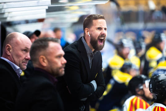 Brynäs assisterande tränare Viktor Stråhle deppar
